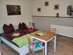 Comfort-Apartment, Nichtraucher, Gartenblick | Wohnbereich | 32-Zoll-Flachbildfernseher mit Satellitenempfang