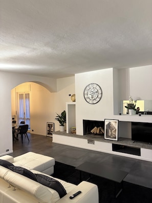 Smart TV - Belvedere Apartment: Cozy, Spacious, and Bright (Lomazzo)