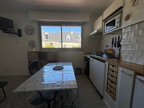 Cafetera y tetera, refrigerador, microondas y horno 