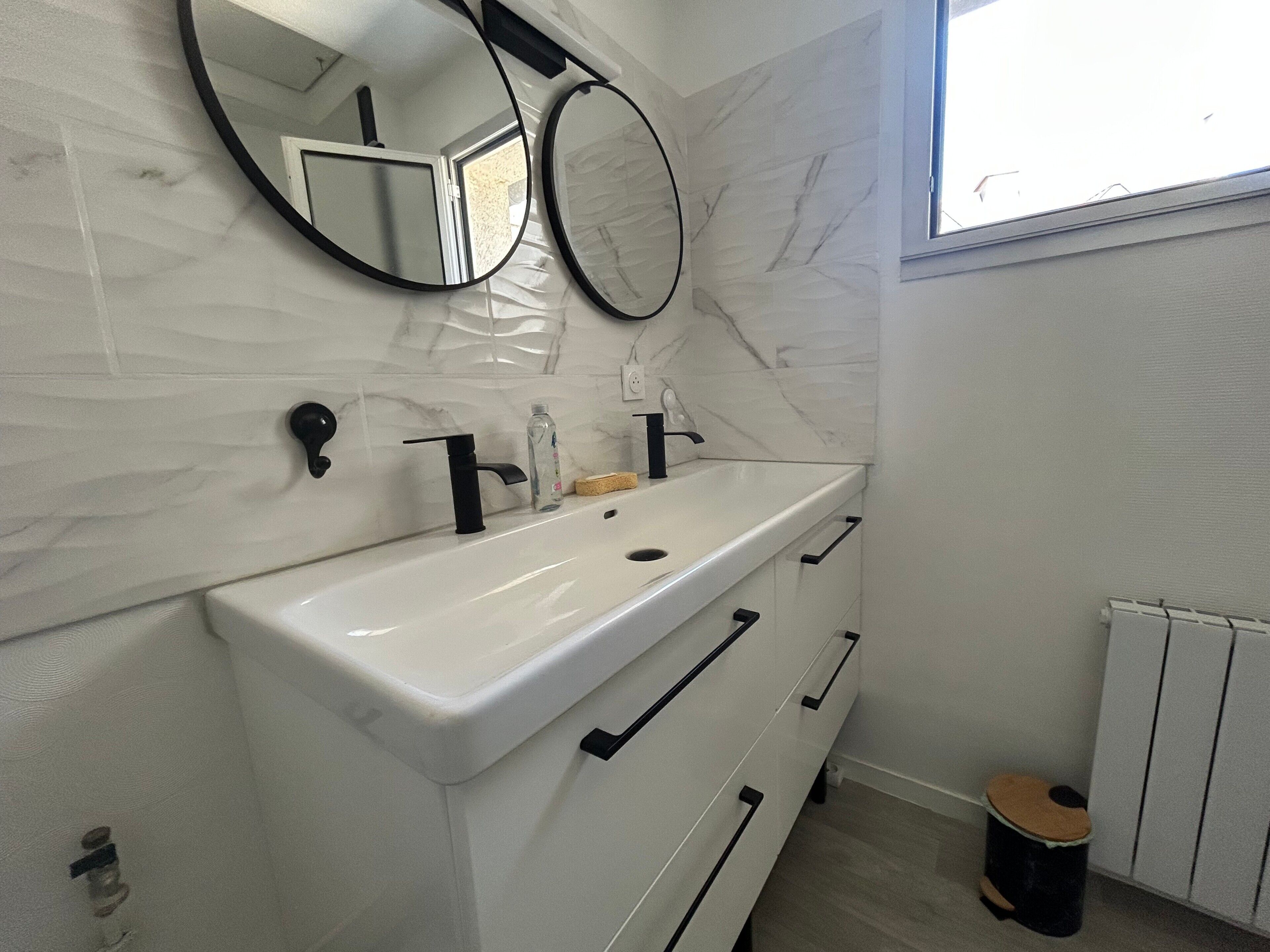 Douche, sèche-cheveux, serviettes fournies
