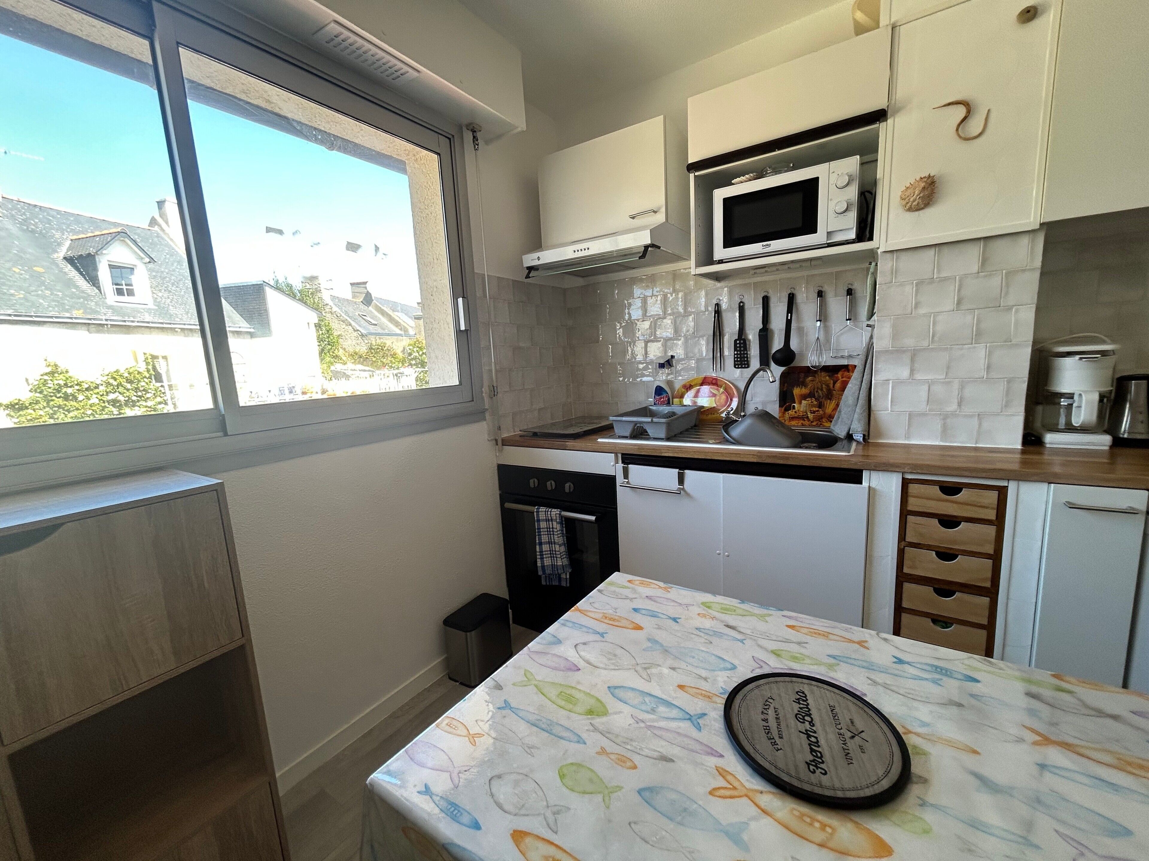 Coffee/tea maker, fridge, microwave, oven