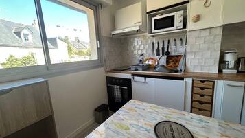 Coffee/tea maker, fridge, microwave, oven