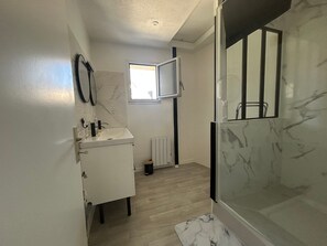 Shower, hair dryer, towels