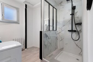Shower, hair dryer, towels