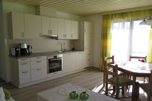 Wasserkocher mit Kaffee-/Teezubehör, Kühlschrank, Ofen, Herdplatte