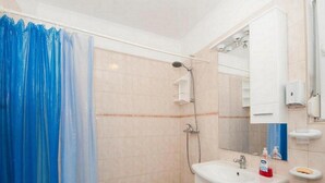 A bathroom with a shower, a sink, a mirror, and a towel rack. - Bertie's Lodge - Two Bedroom Apartment With Terrace and Sea View (Smokvica)