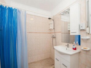 A bathroom with a shower, a sink, a mirror, and a towel rack. - Bertie's Lodge - Two Bedroom Apartment With Terrace and Sea View (Smokvica)