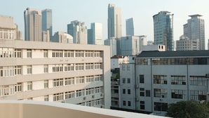 Un edificio alto con diversi piani e un balcone.