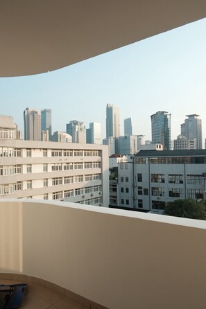 Ein Hochhaus mit mehreren Etagen und einem Balkon.