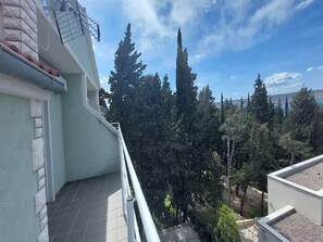 A balcony with a view of tall trees and a clear sky. - Apartments Smokvica - Superior One Bed /apt (Starigrad)