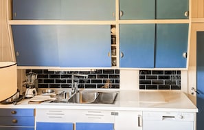 A kitchen with blue cabinets, a stainless steel sink, and a Siemens dishwasher. - 4 bedroom awesome home in Byglandsfjord (Byglandsfjord)