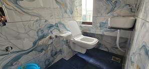 Deluxe-dobbeltværelse - byudsigt | Badeværelse | Bruser, gratis toiletartikler, håndklæder, Sæbe