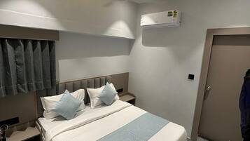 Habitación Deluxe doble, vistas a la ciudad | Caja fuerte, escritorio, espacio para trabajar con un portátil
