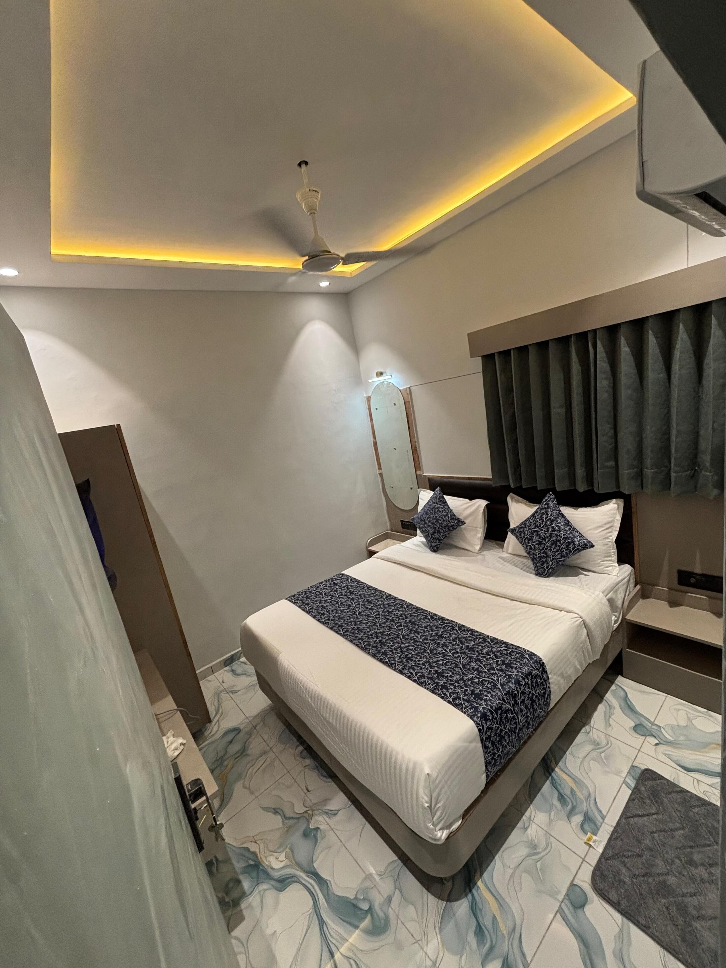 Quarto casal luxo, vista para a cidade | Cofres nos quartos, escrivaninha, espaço de trabalho para notebook