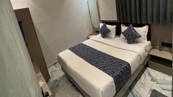 Quarto casal luxo, vista para a cidade | Cofres nos quartos, escrivaninha, espaço de trabalho para notebook