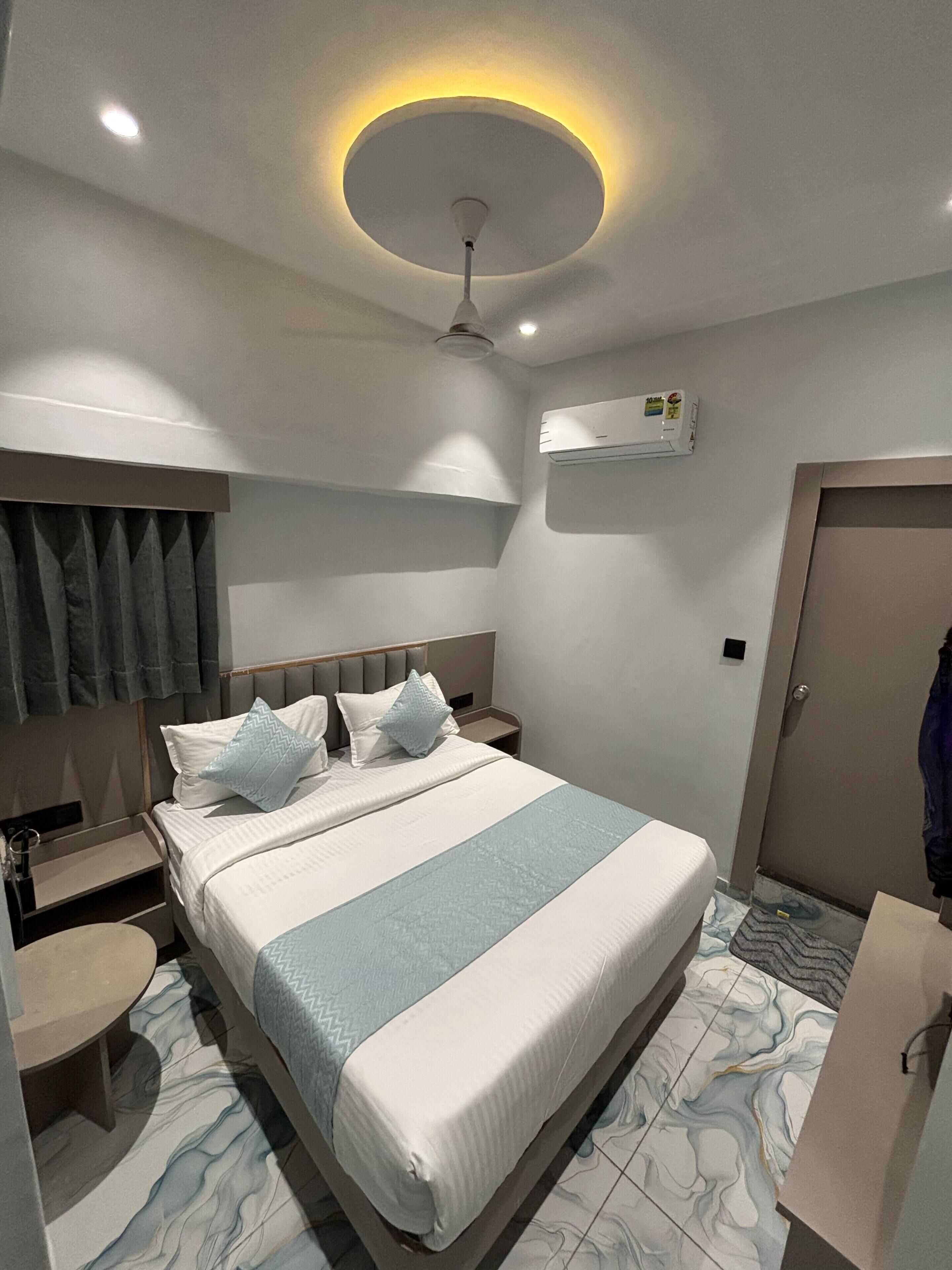 Quarto casal luxo, vista para a cidade | Cofres nos quartos, escrivaninha, espaço de trabalho para notebook