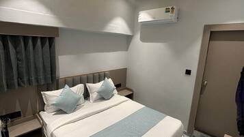 Quarto casal luxo, vista para a cidade | Cofres nos quartos, escrivaninha, espaço de trabalho para notebook