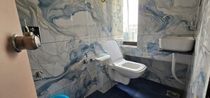Deluxe Double Room, City View | Bilik Mandi | Pancuran mandi, kelengkapan dandanan diri percuma, tuala disediakan 