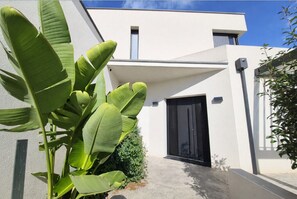 Exterior detail - Contemporary villa with a pool and a panoramic view (Narbonne)