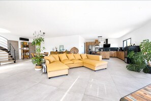 Living area - Contemporary villa with a pool and a panoramic view (Narbonne)