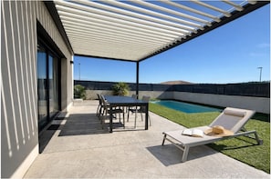 Outdoor dining - Contemporary villa with a pool and a panoramic view (Narbonne)