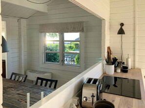 A kitchen with a window, a toaster, and a lamp on the counter. - Panoramic view over Storebælt from Drøsselbjerg (Slagelse)