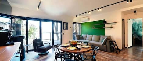 Un espace de vie moderne comprenant un coin repas, un canapé et une table basse.
