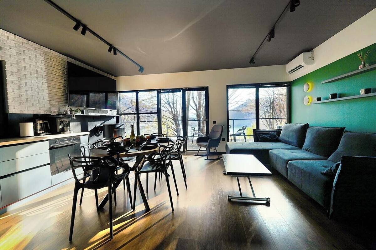 Villa - eldstad - vid sjön | Vardagsrum | 182-centimeters smart-tv med kabelkanaler, eldstad och Netflix