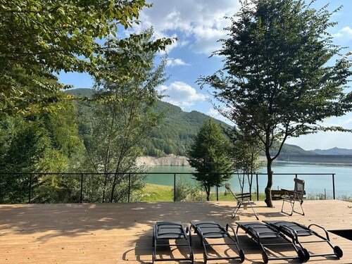 Paltinu Lake Villas
