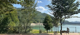 Paltinu Lake Villas
