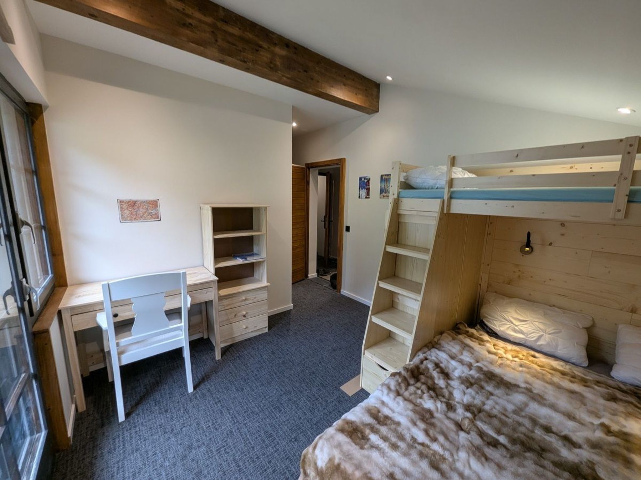 Quarto compacto com beliche, escrivaninha e estante.