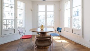 Dining - Bright and Spacious 1BDR in Central Paris (Paris)