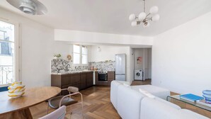 A modern apartment with a kitchen, dining area, and living room. - Bright and Spacious 1BDR in Central Paris (Paris)