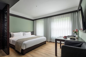 Habitación básica doble | Escritorio, espacio para trabajar con laptop y cortinas blackout 
