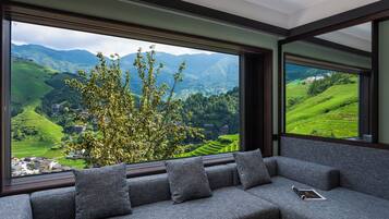 Habitación triple Confort, vistas a la colina | Interior