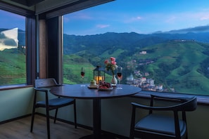 Habitación doble Deluxe, vista a la colina | Restaurantes