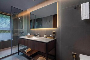Quarto casal básico | Banheiro | Chuveiro, secador de cabelo, chinelos, toalhas de banho