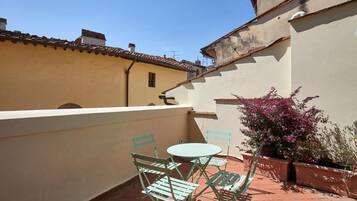 Deluxe-Apartment, Balkon, Stadtblick | Speisen im Freien