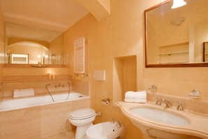 Classic Apartment, City View | Bathroom - Palazzo Salviati by Varental (Firenze)