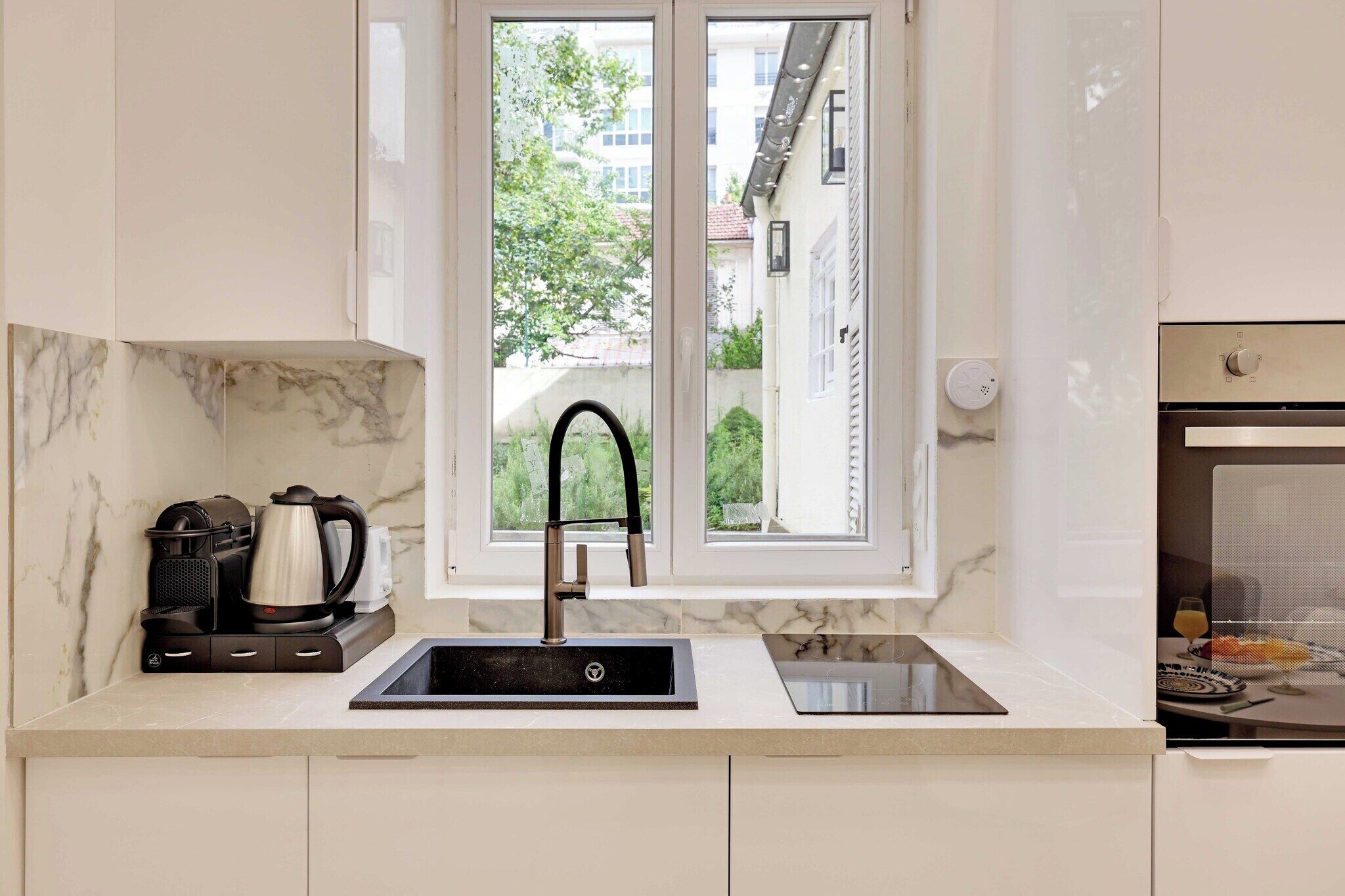 Coffee/tea maker, fridge, oven, stovetop