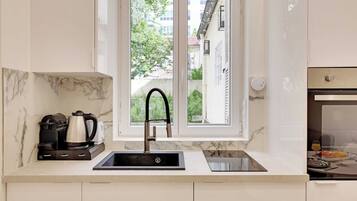 Coffee/tea maker, fridge, oven, stovetop