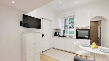 Coffee/tea maker, fridge, oven, stovetop
