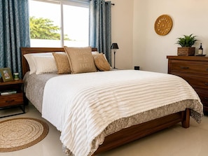 Habitación cuádruple familiar, vista al jardín | Escritorio, tabla de planchar con plancha y wifi gratis 