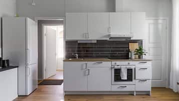 Coffee/tea maker, fridge, microwave, oven