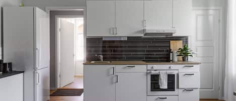 Wasserkocher mit Kaffee-/Teezubehör, Kühlschrank, Mikrowelle, Ofen