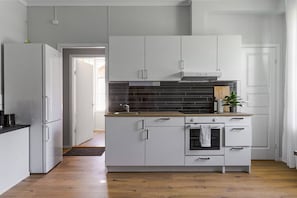 Coffee/tea maker, fridge, microwave, oven