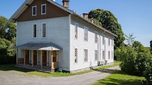A two-story white building with a porch and a chimney. - Peaceful Stay near Uppsala - Near Forests & Nature (Österbybruk)