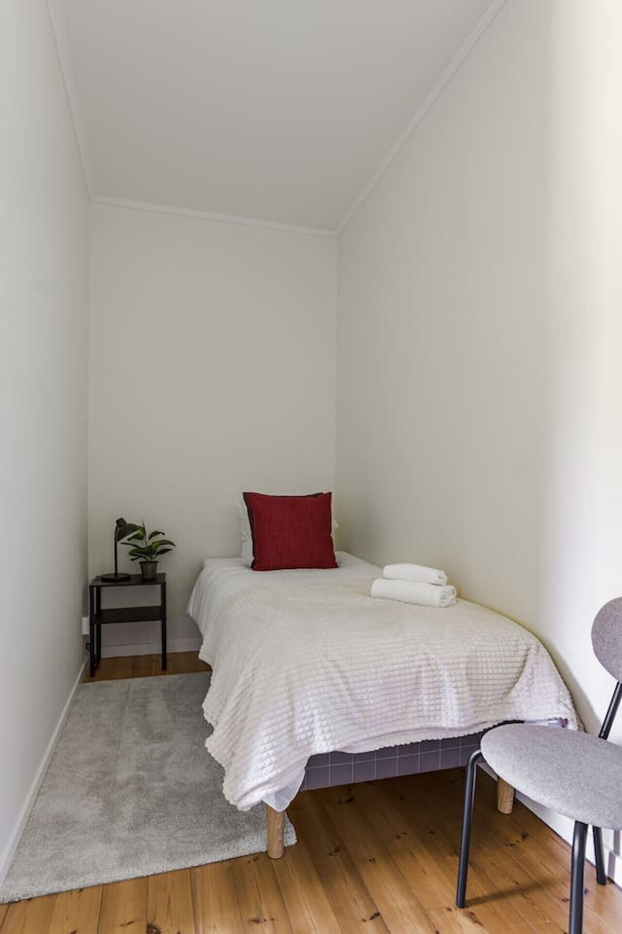 Desk, iron/ironing board, WiFi, bed sheets