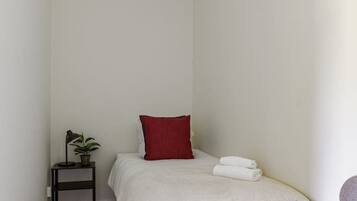 Desk, iron/ironing board, WiFi, bed sheets