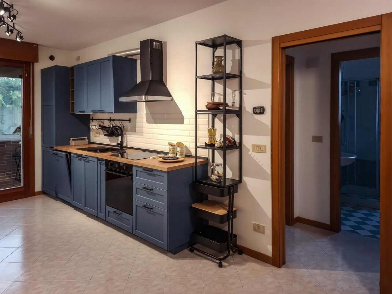 Wasserkocher mit Kaffee-/Teezubehör, Kühlschrank, Ofen, Herdplatte